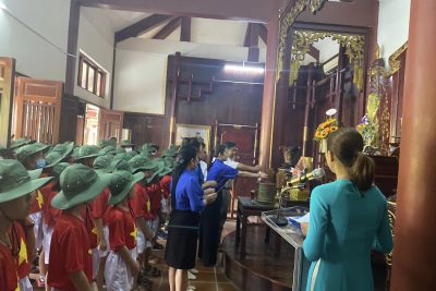 Trường Tiểu học Đức Tân tổ chức cho học sinh khối 5 dâng hương, tham quan khu lưu niệm cố thủ tướng Phạm Văn Đồng.