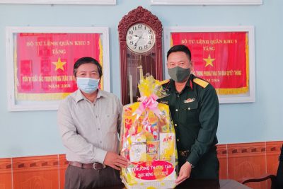 Ban Giám hiệu trường Tiểu học Đức Tân thăm và tặng quà cho Ban Chỉ huy Quân sự huyện Mộ Đức nhân kỉ niệm 77 năm Ngày thành lập Quân đội nhân dân Việt Nam (22/12/1944 – 22/12/2021)