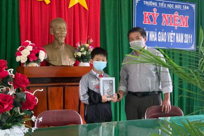 Trao máy tính cho học sinh Huỳnh Văn Cần trong chương trình Sóng và máy tính cho em